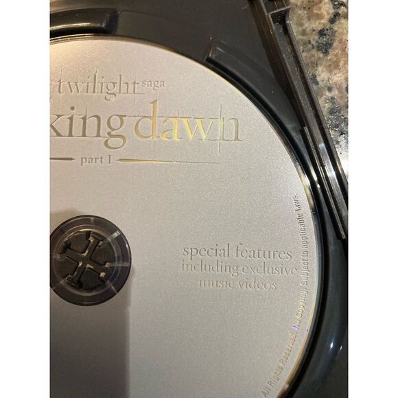 Breaking Dawn two disc special edition - Picture 6 of 6